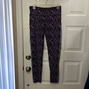 Champion Leggings with pockets and reflective stripes.